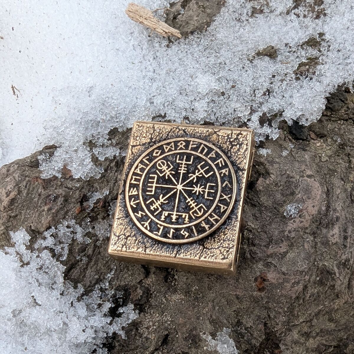 Vegvisir in runic circle molle clip