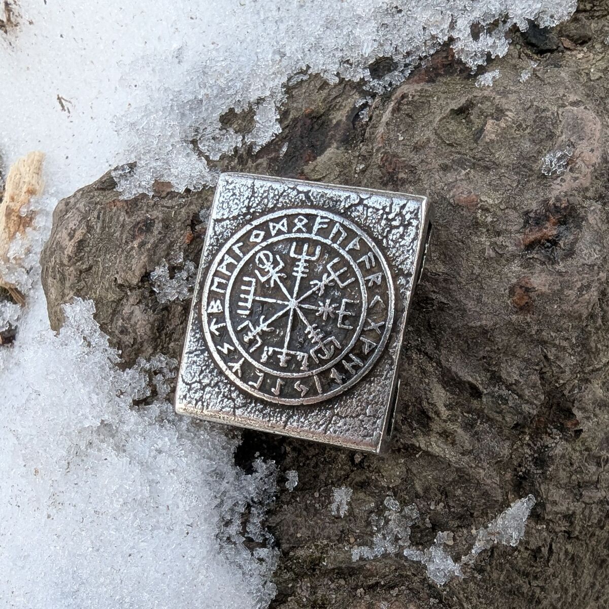 Vegvisir in runic circle molle clip