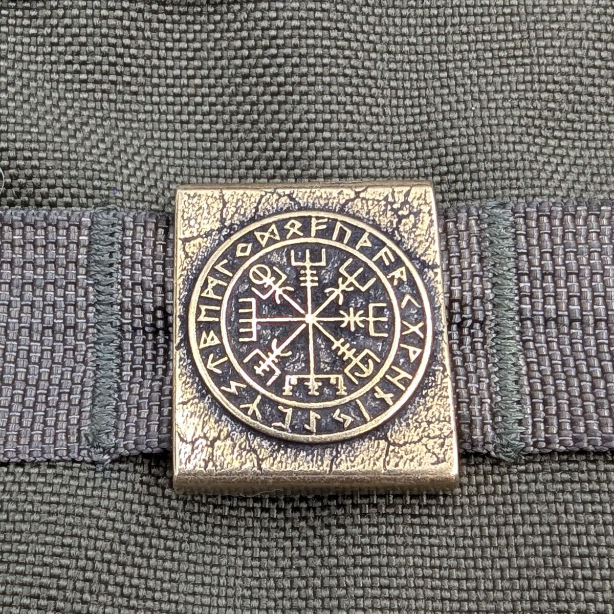 Vegvisir in runic circle molle clip