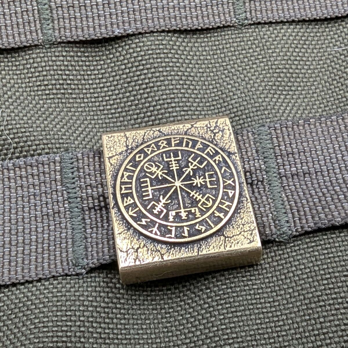 Vegvisir in runic circle molle clip