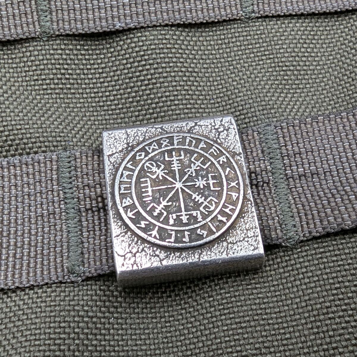 Vegvisir in runic circle molle clip