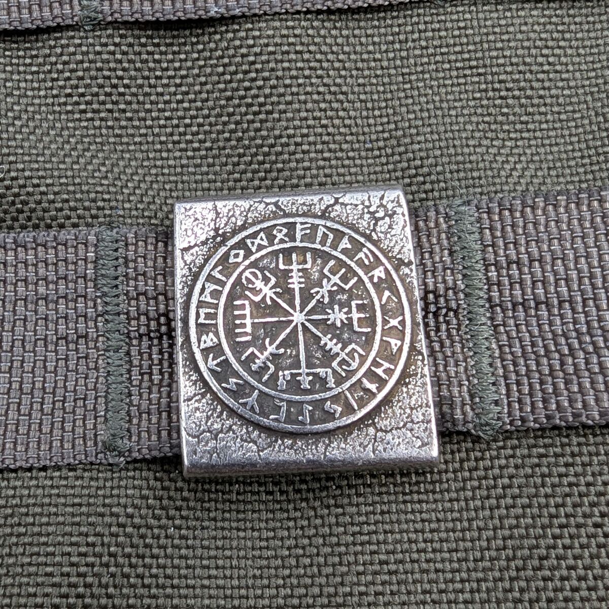 Vegvisir in runic circle molle clip
