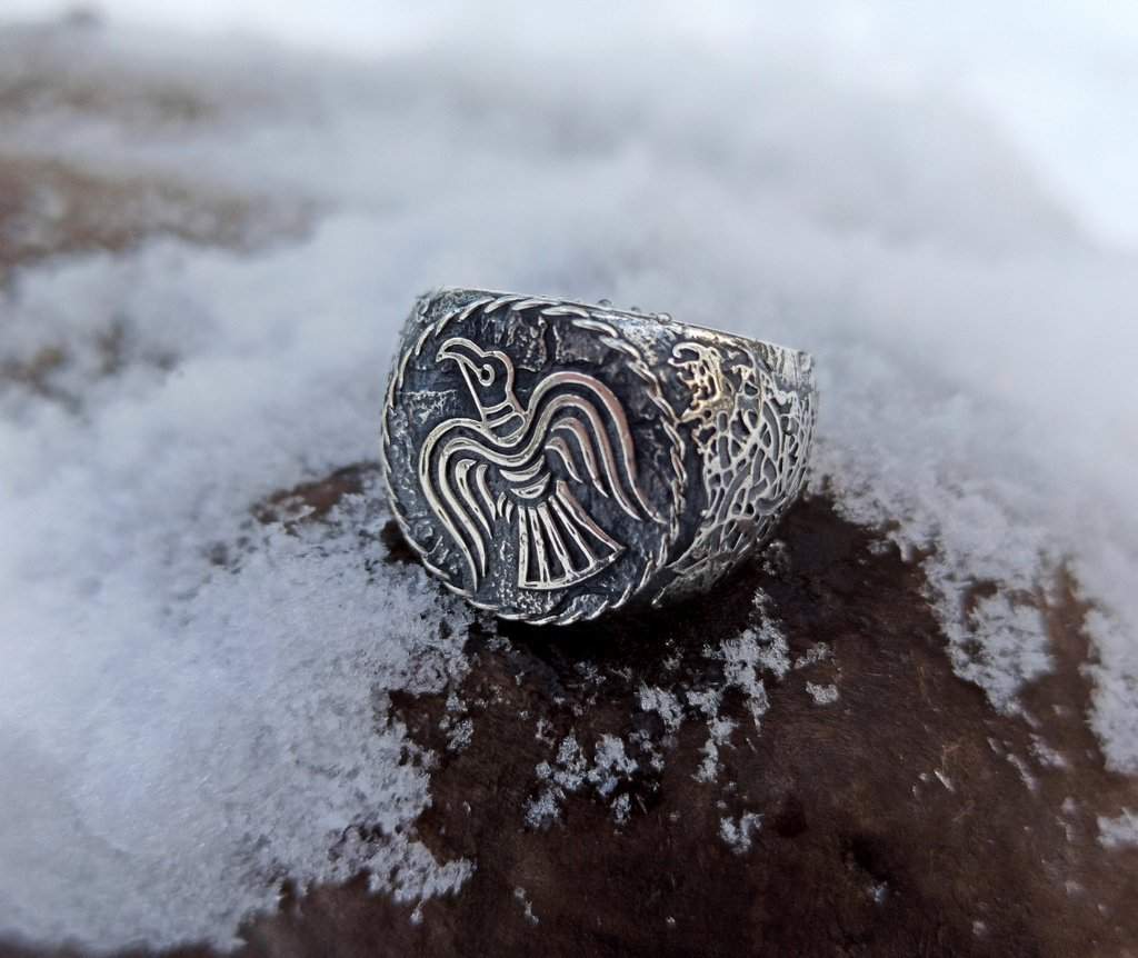 Raven banner ring
