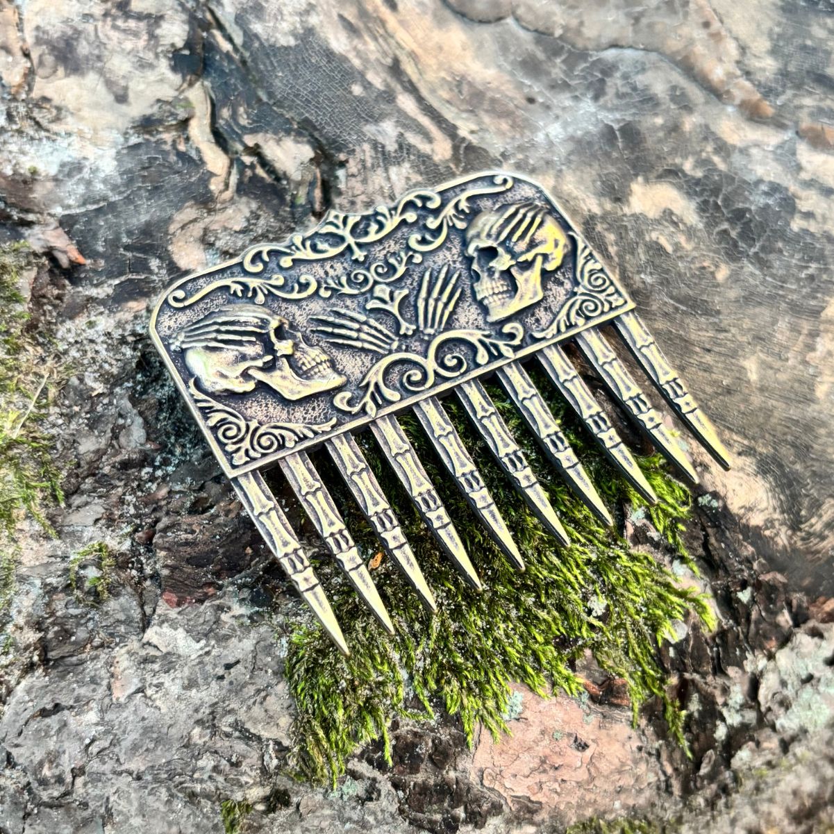 Skull beard comb
