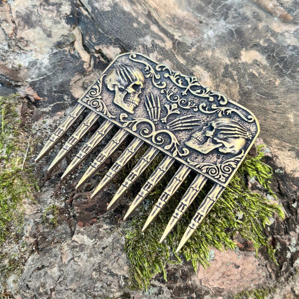 Skull beard comb