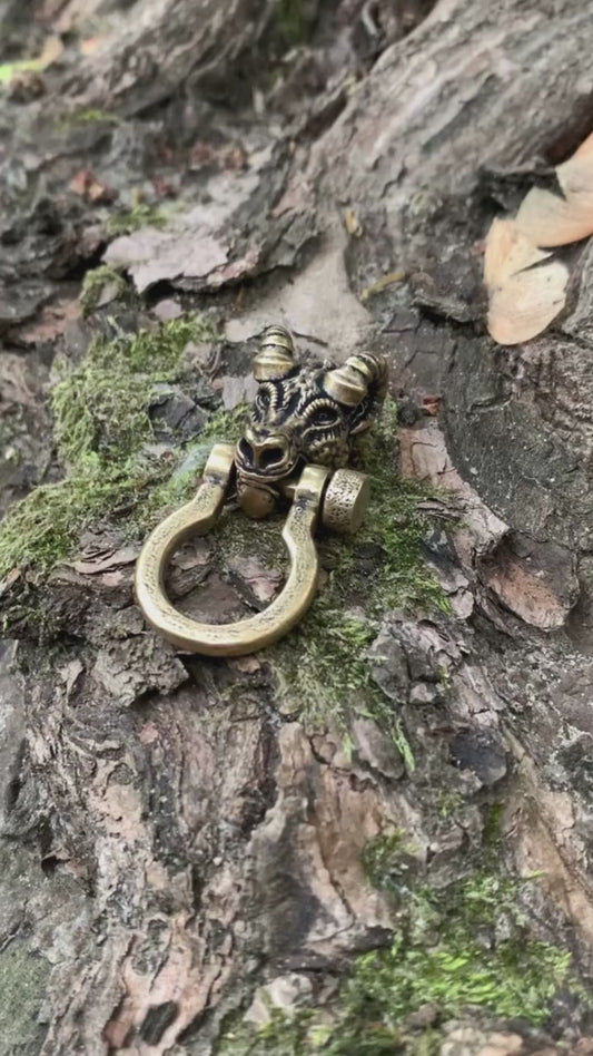 Goat head shackle clasp for paracord bracelet