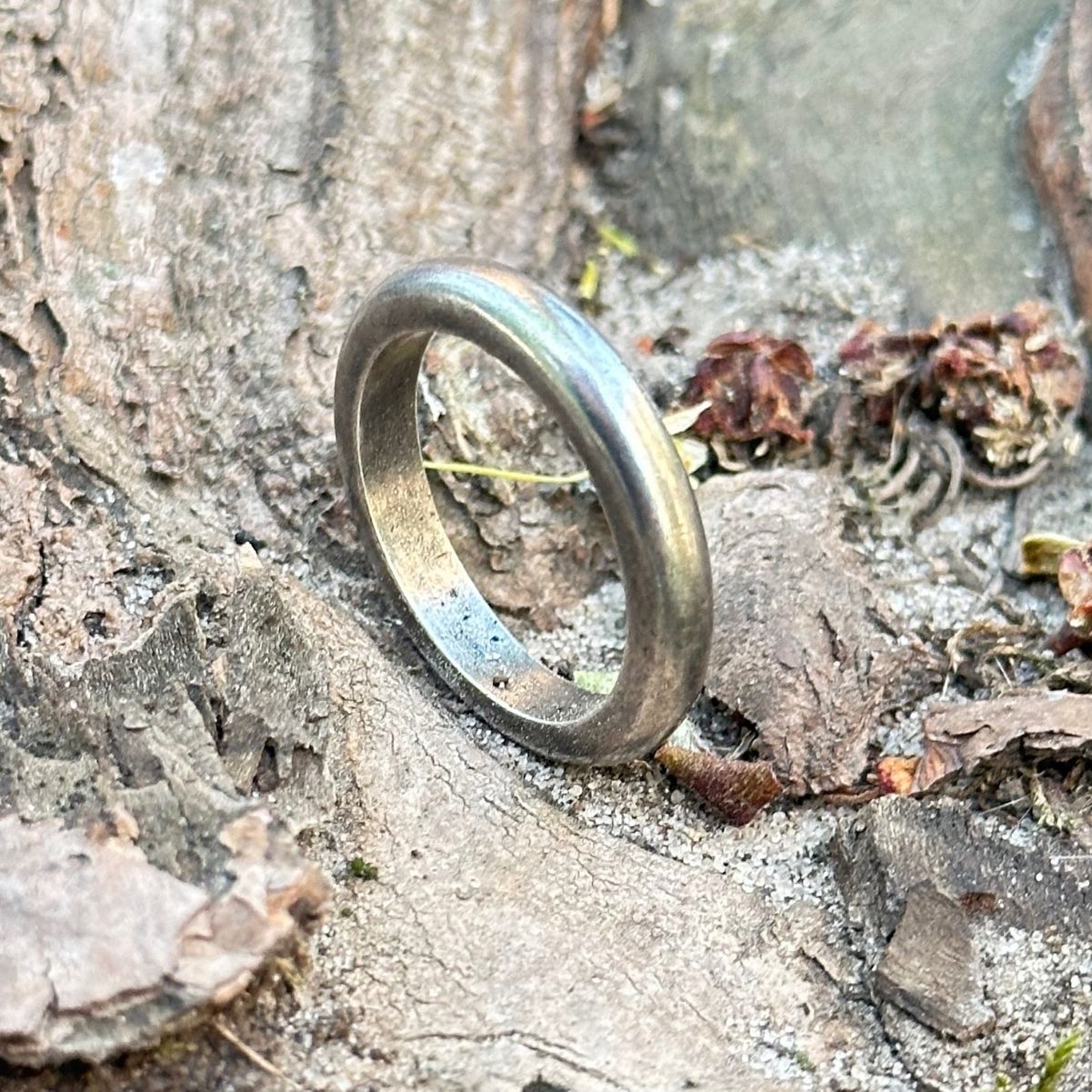 Minimalist simple ring