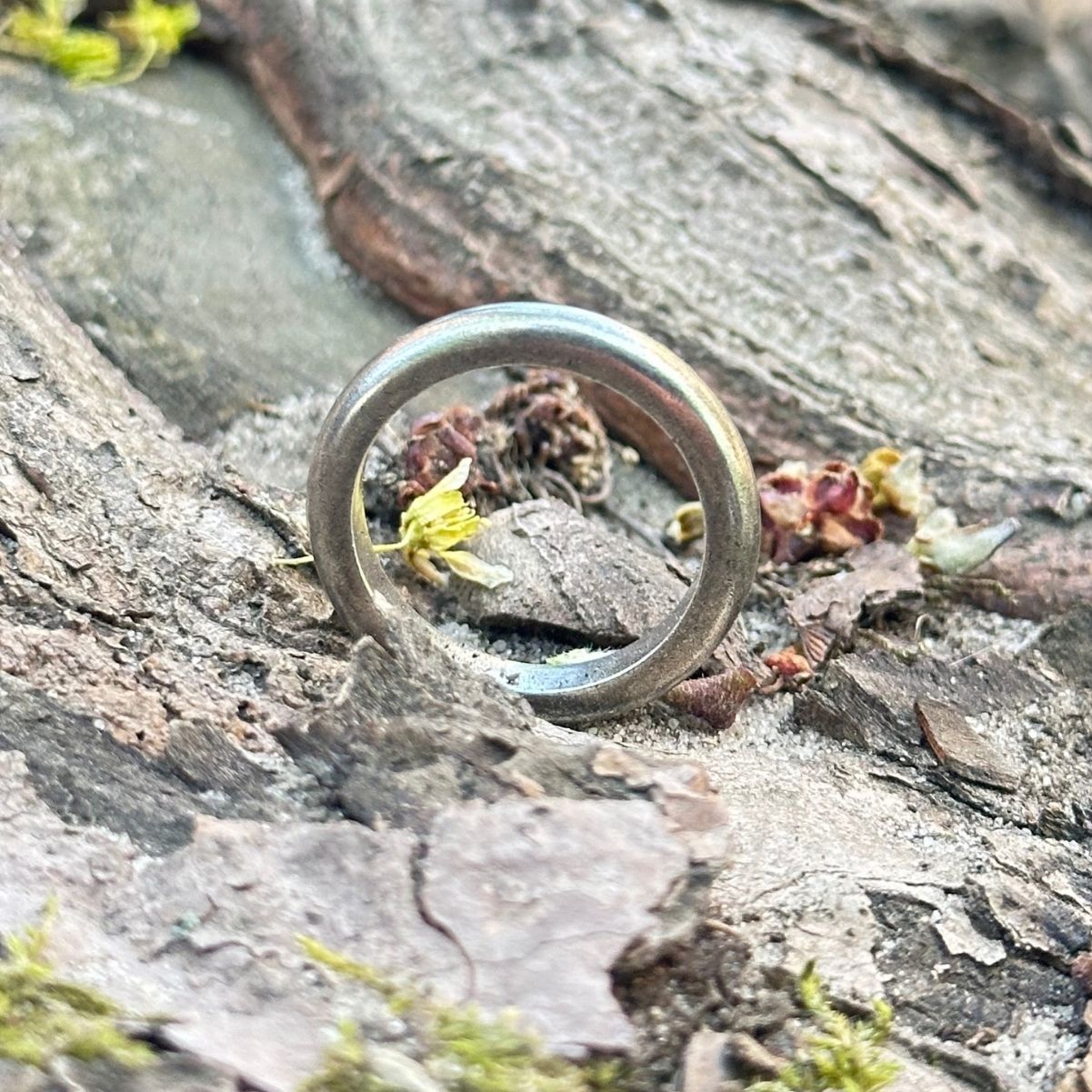 Minimalist simple ring