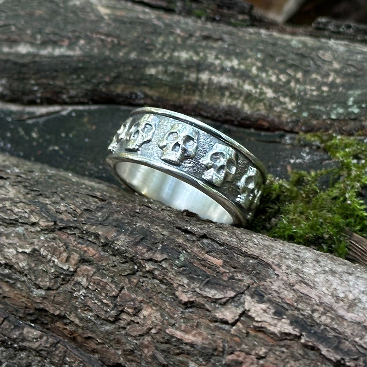 Skull band ring