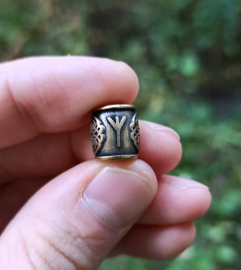 Algiz rune bead