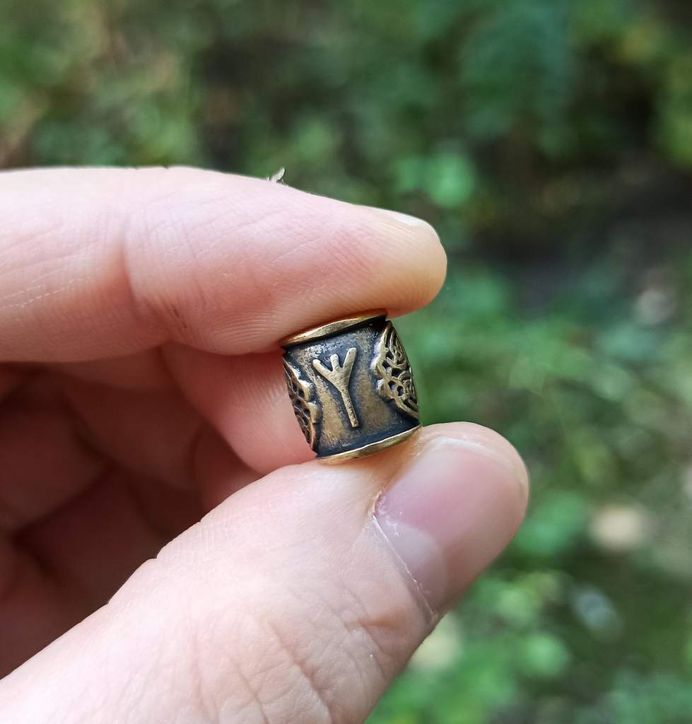 Algiz rune bead