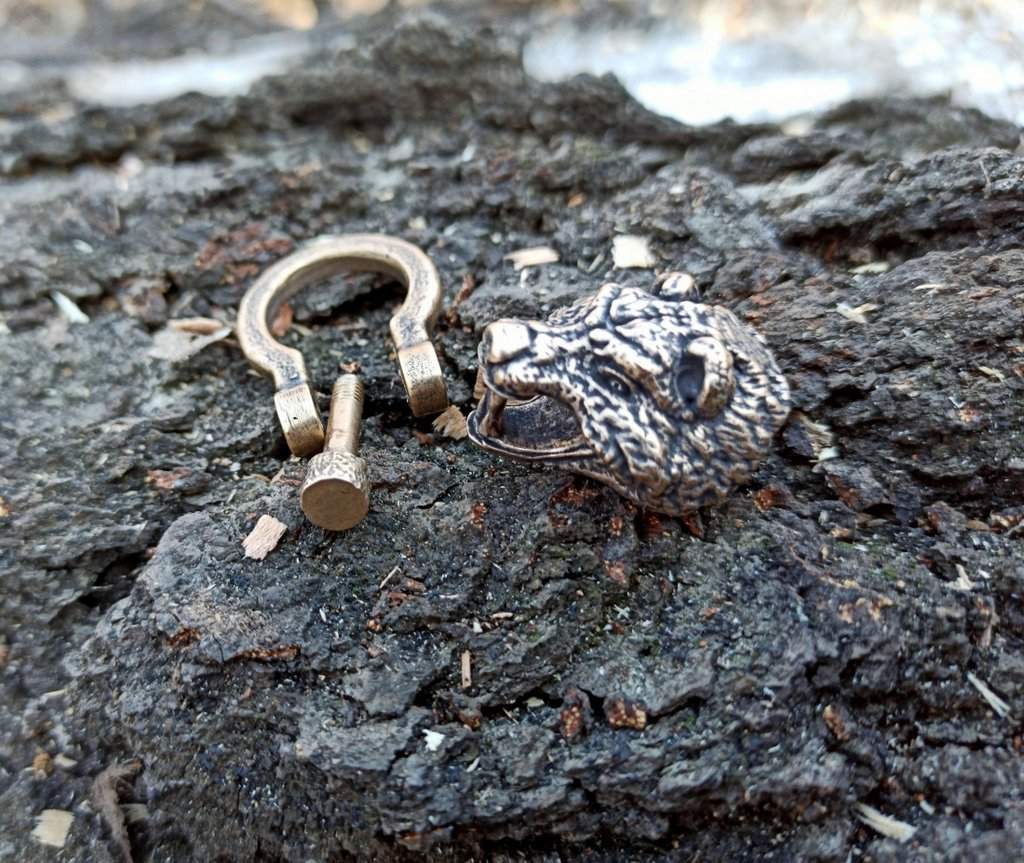 Bear head shackle clasp for paracord bracelet