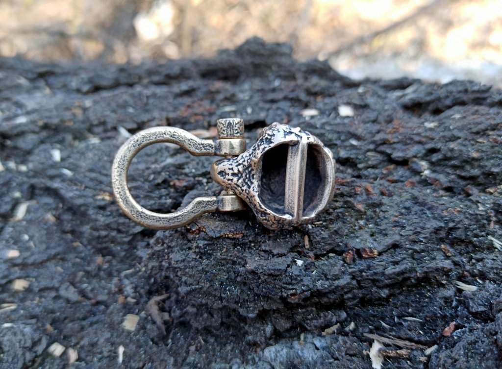 Bear head shackle clasp for paracord bracelet