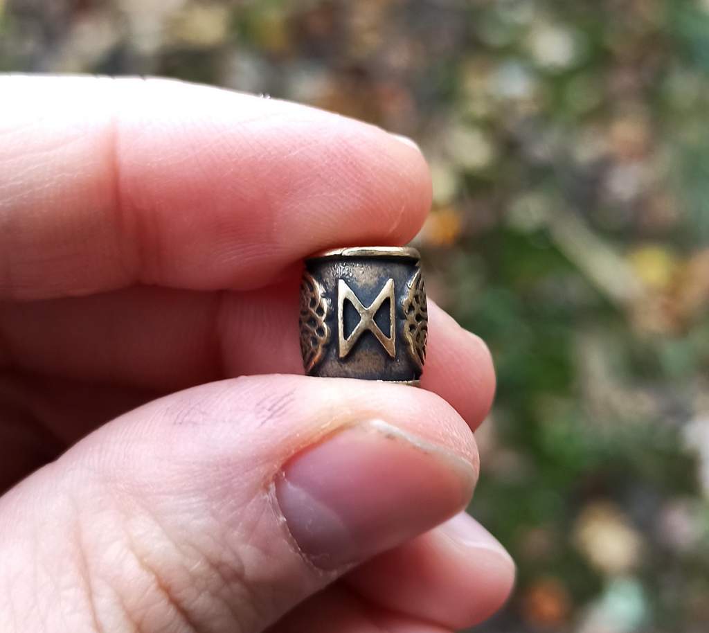 Dagaz rune bead