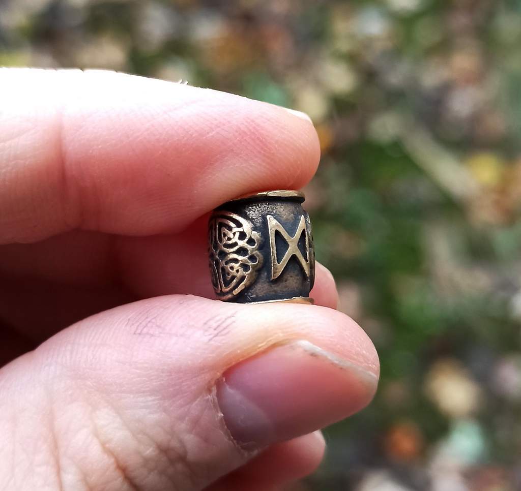 Dagaz rune bead