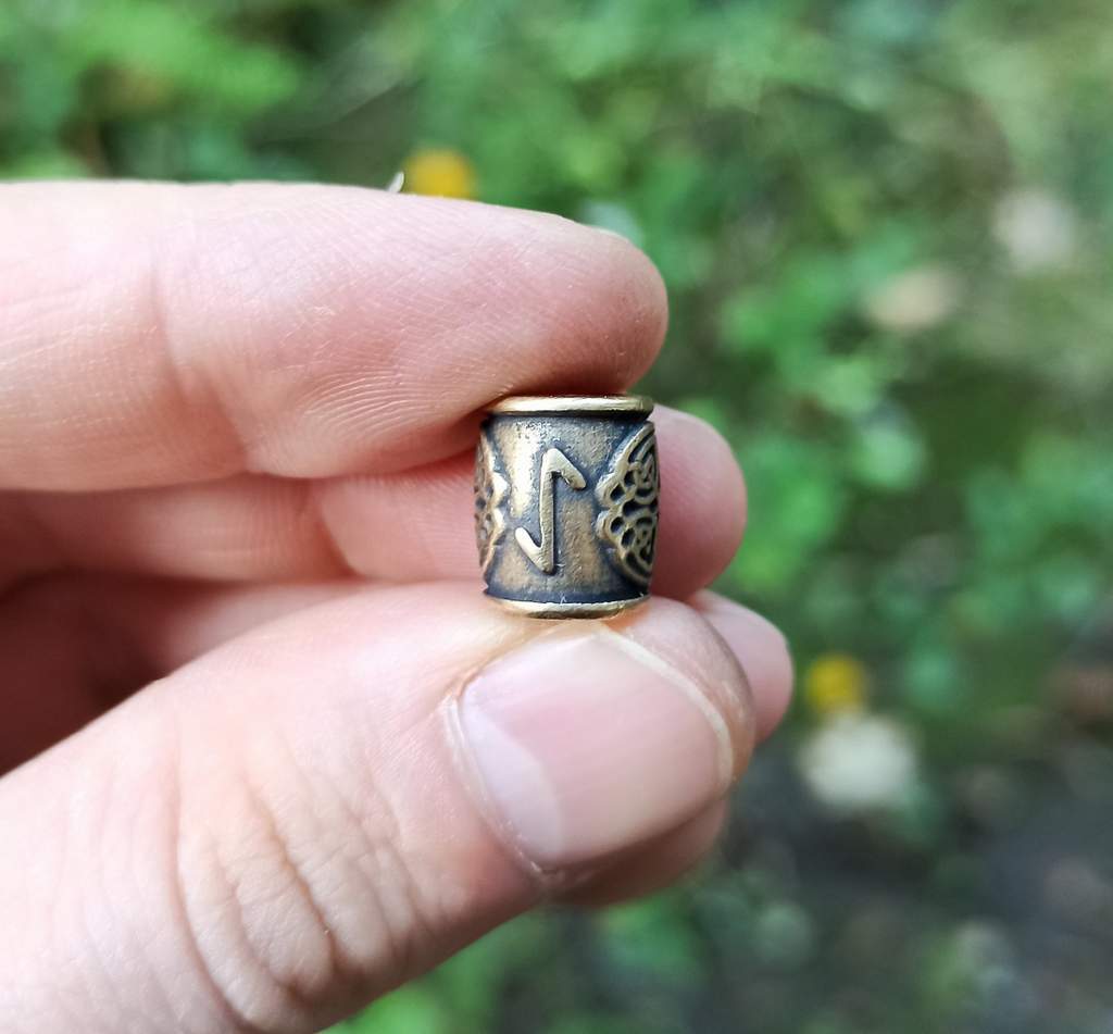 Eihwaz rune bead