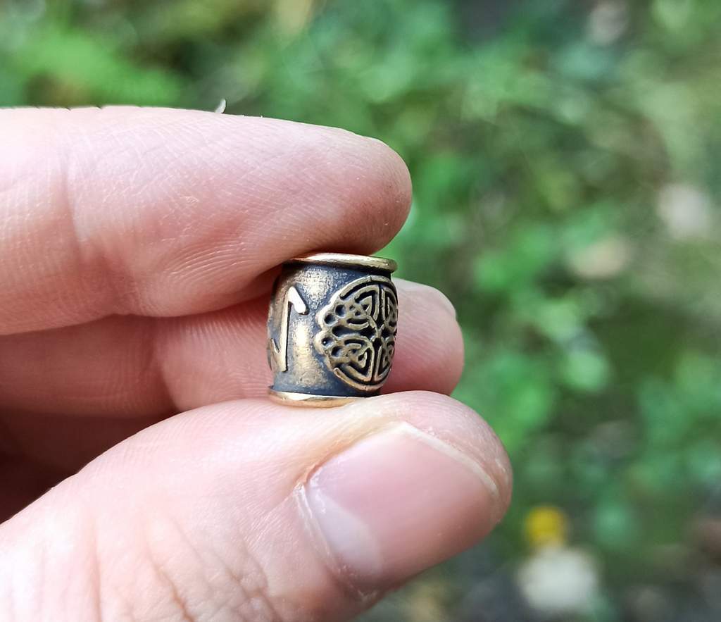 Eihwaz rune bead