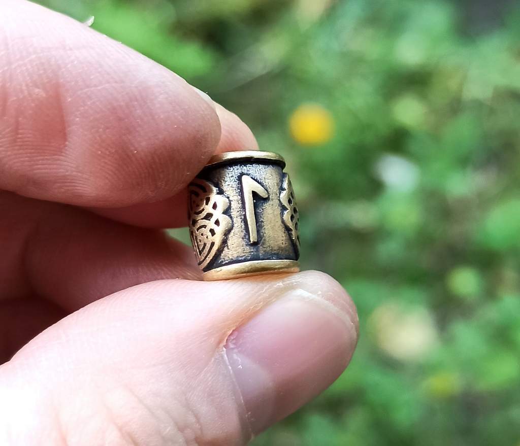 Laguz rune bead