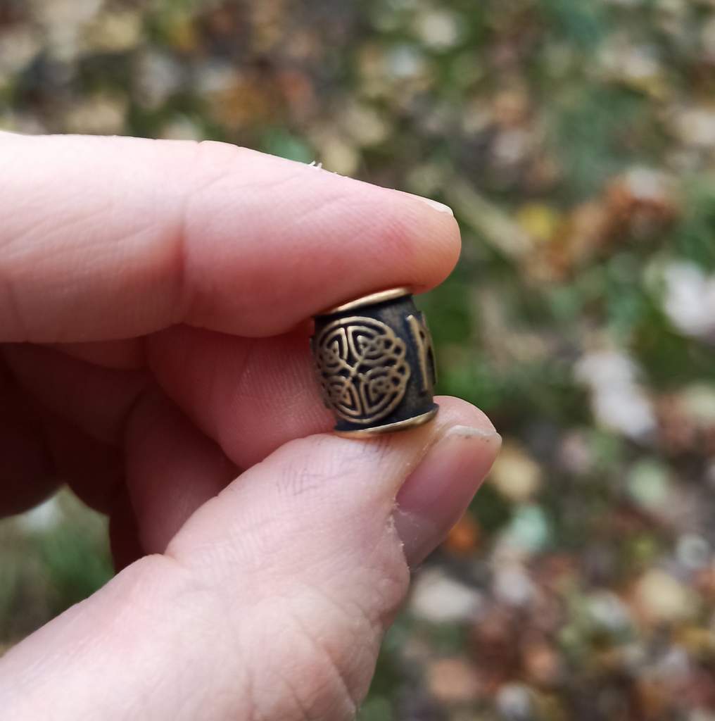 Mannaz rune bead