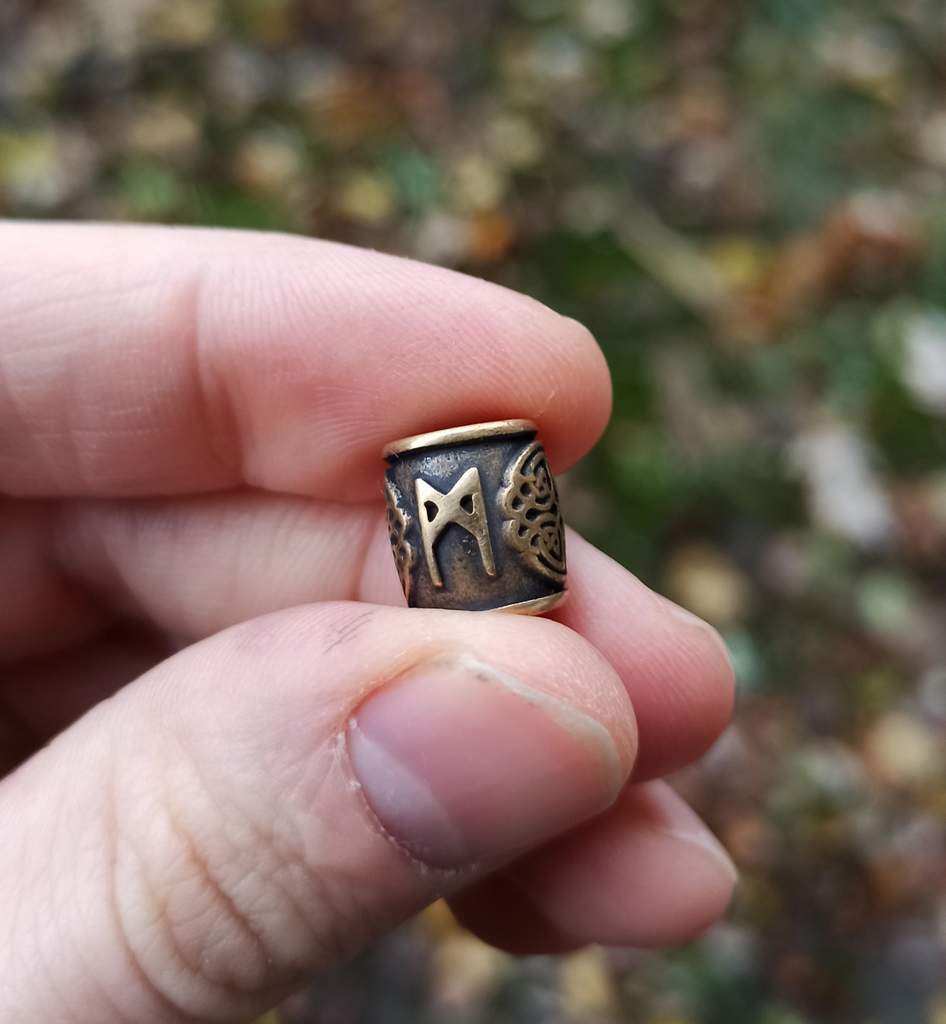 Mannaz rune bead