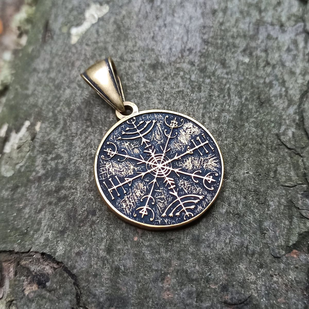 Veldismagn bronze pendant   