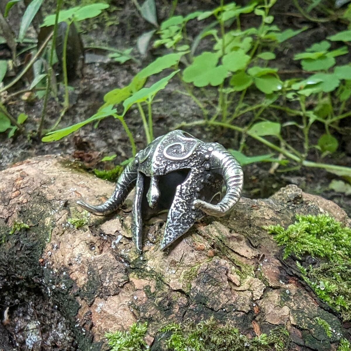 Horned viking helmet paracord bead   