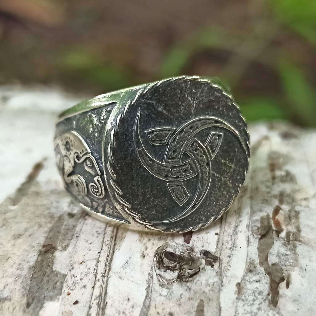 Triple horn of Odin ring