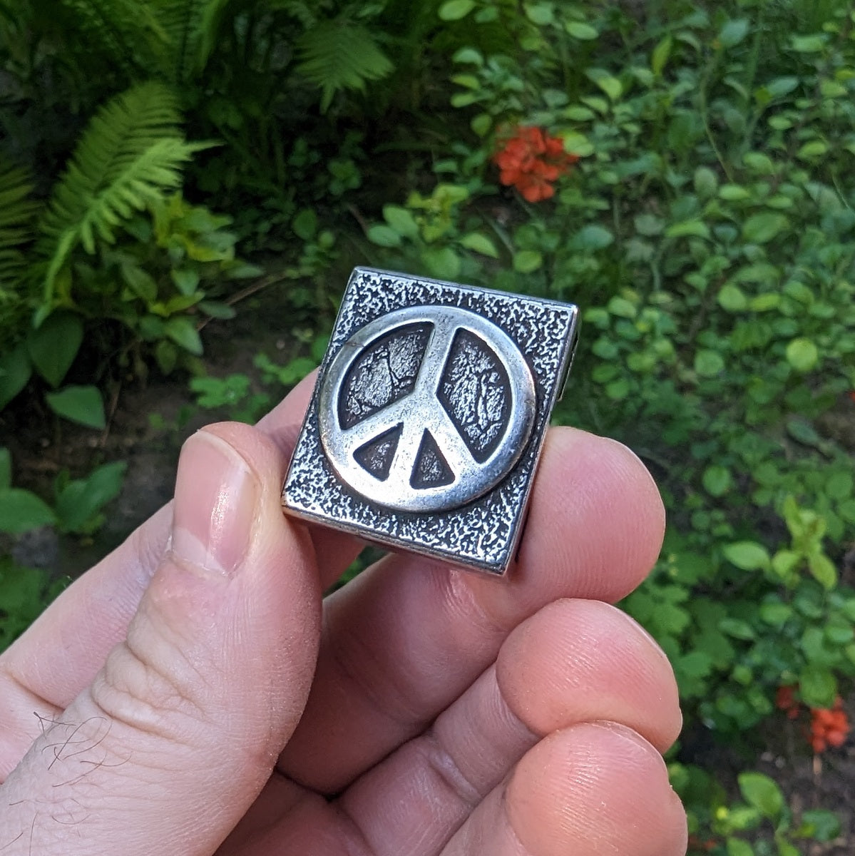 Clip molle symbole de paix en bronze 