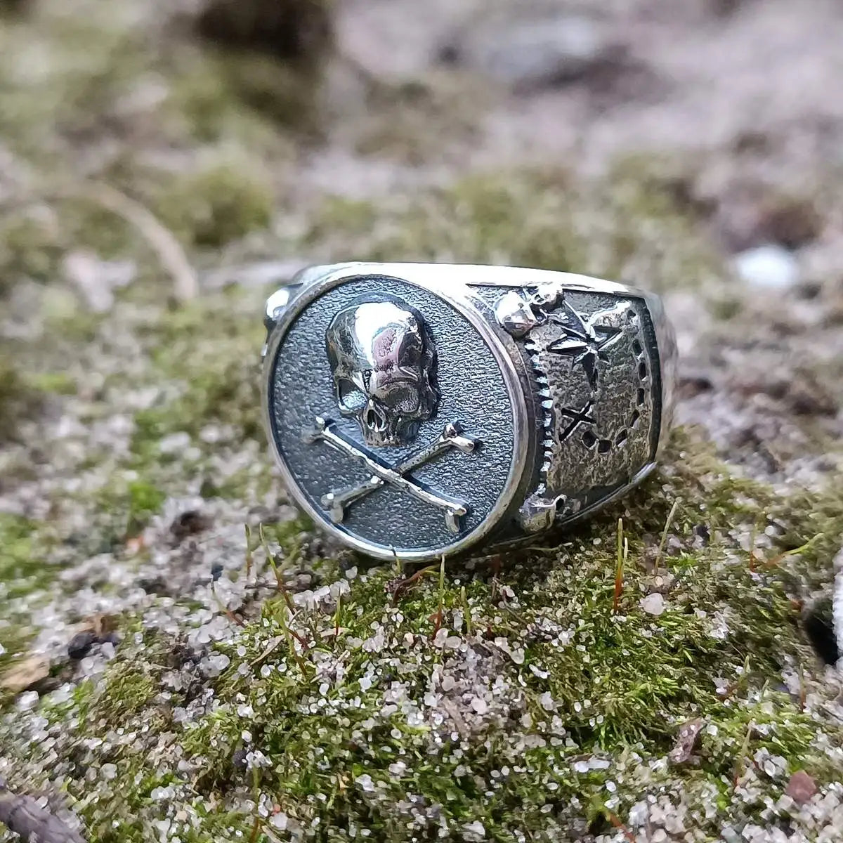 Pirate skull signet ring