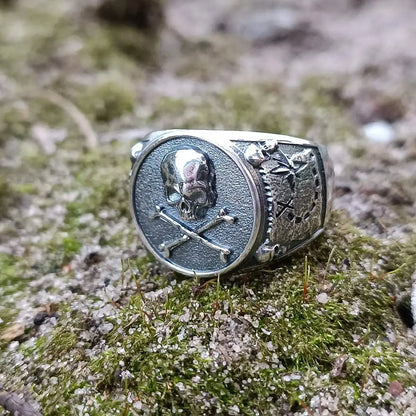 Pirate skull signet ring
