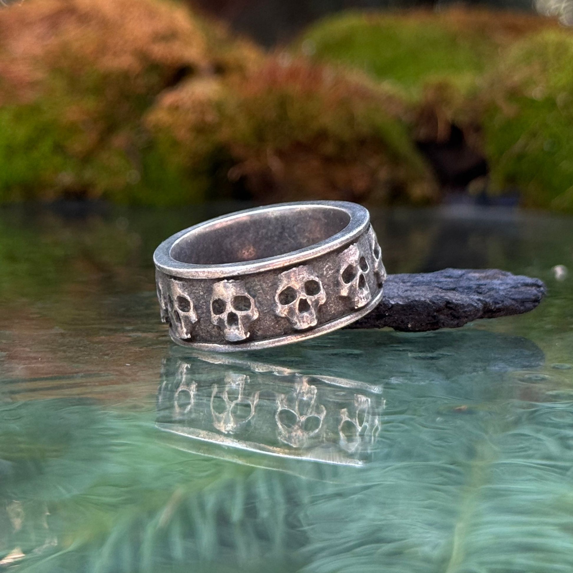 Skull band ring