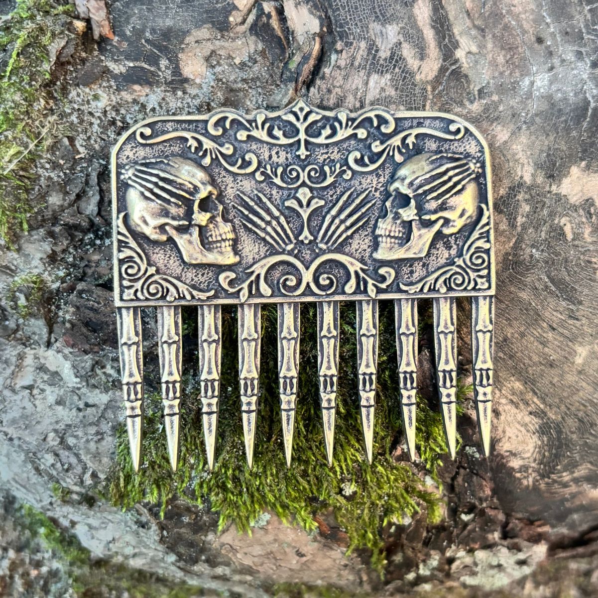 Skull beard comb