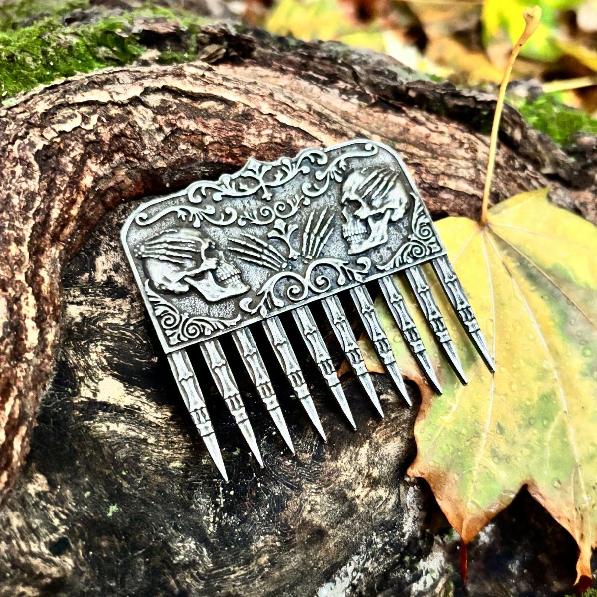Skull beard comb