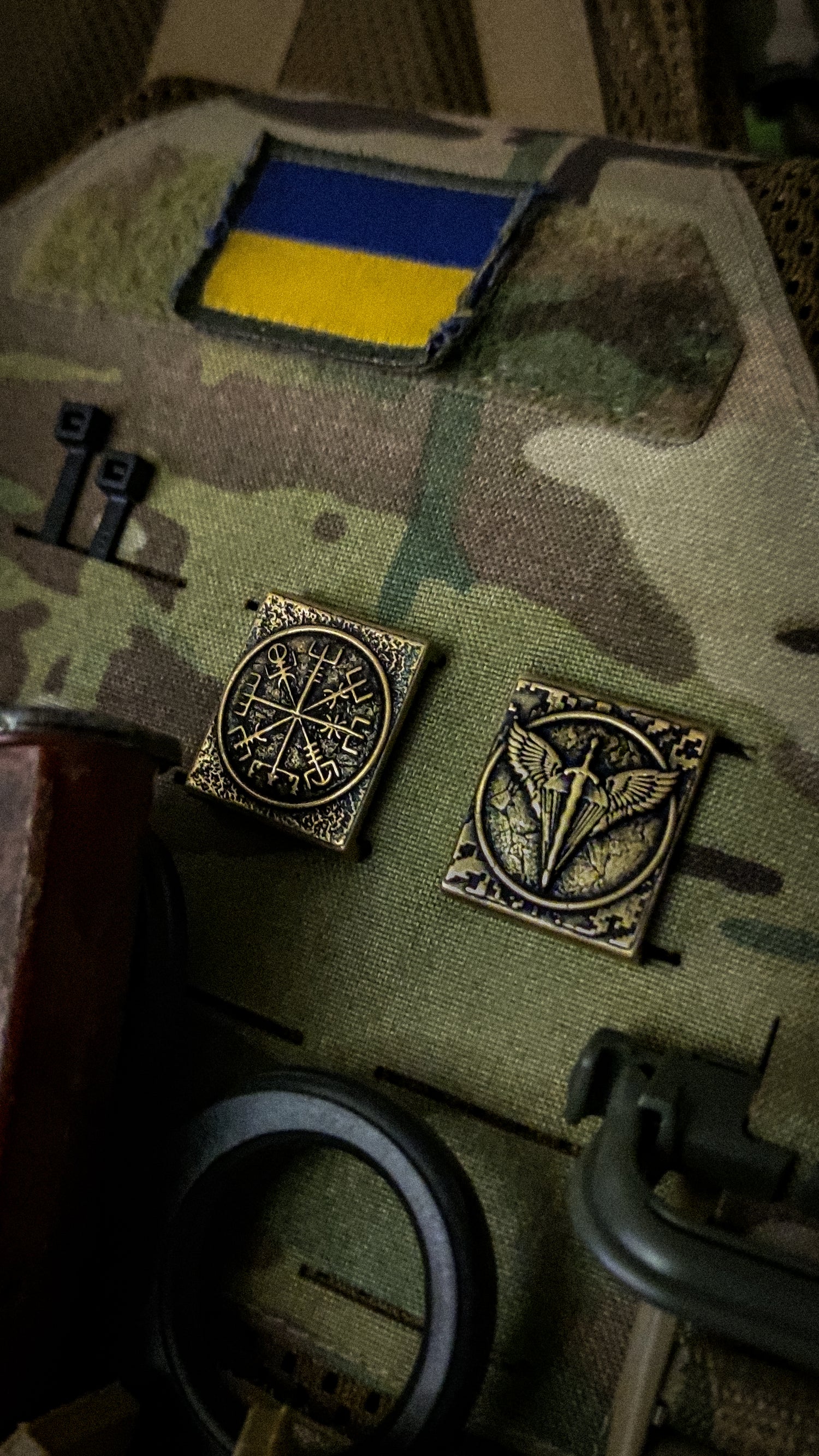 Vegvisir and Air Assault unit molle clips on plate carrier