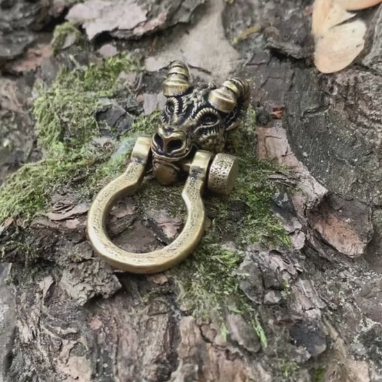 Goat head shackle clasp for paracord bracelet