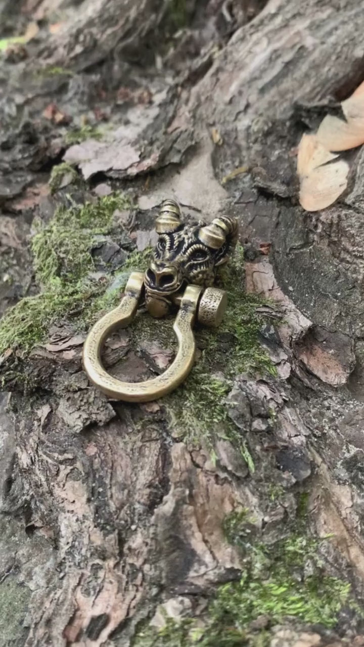 Goat head shackle clasp for paracord bracelet
