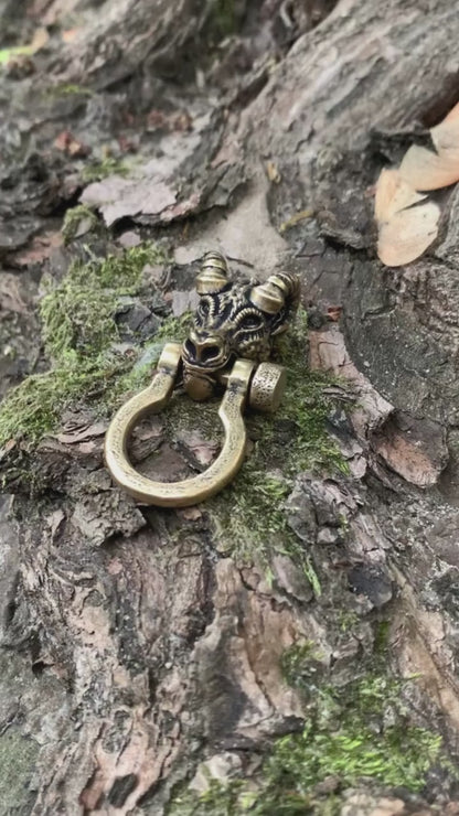 Goat head shackle clasp for paracord bracelet