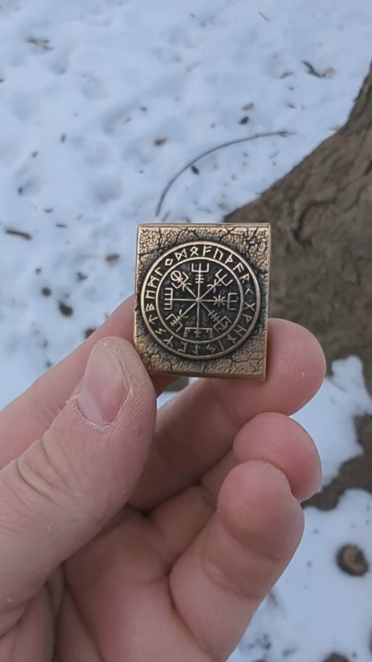 Vegvisir in runic circle molle clip