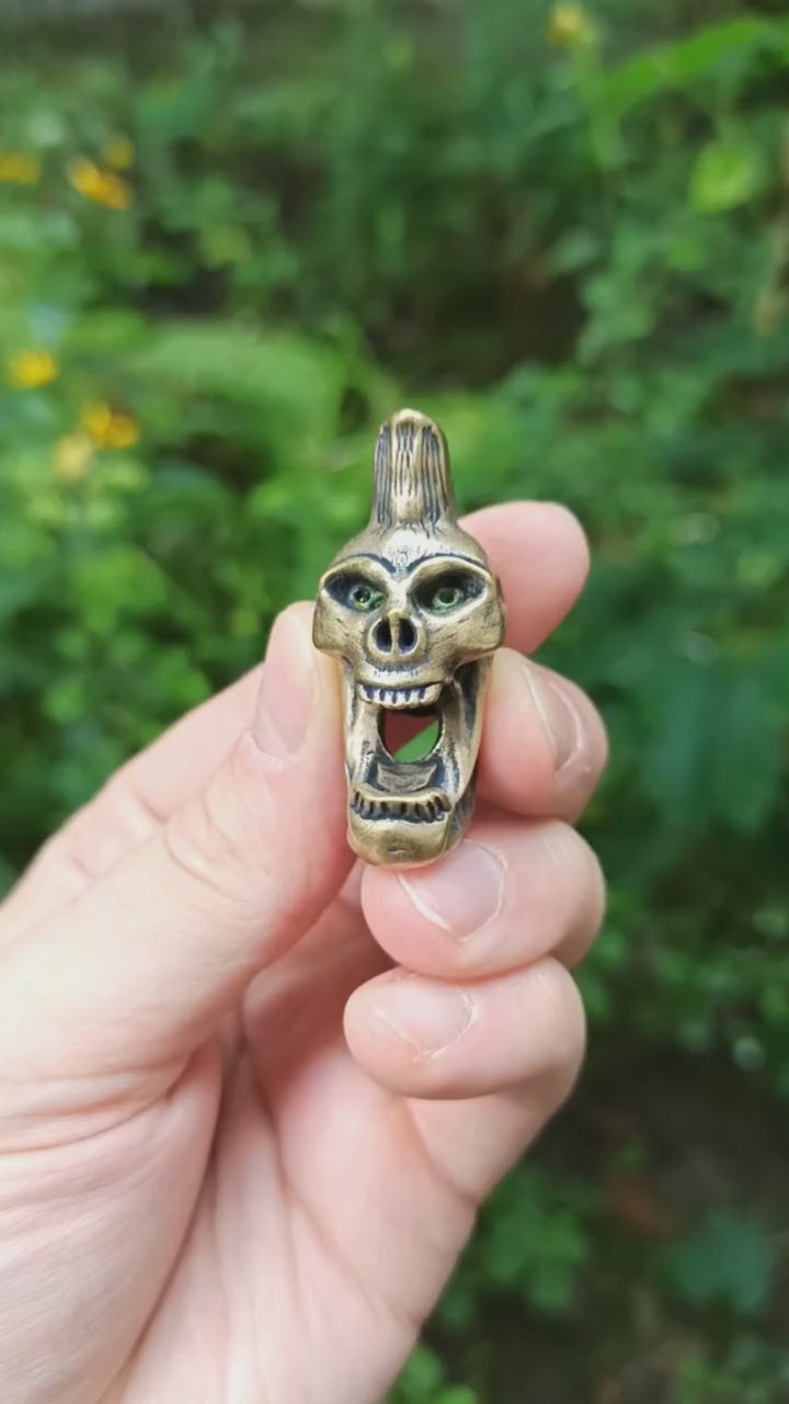 Psychobilly skull paracord bead