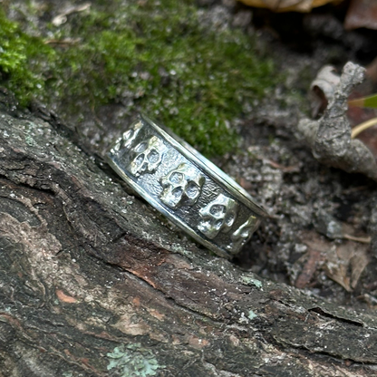 Skull band ring