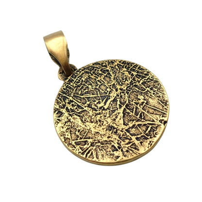 Heaume de crainte dans le cercle du pendentif en bronze des runes Elder Futhark